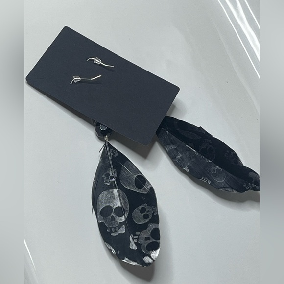 SKULL 💀 BLACK & SILVER FEATHER & CRYSTAL EARRINGS - Picture 3 of 7